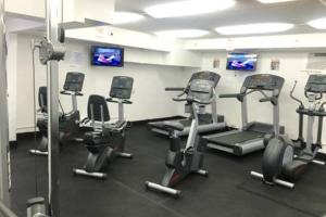 The fitness centre and/or fitness facilities at Hawaiian Monarch Upgraded Modern Studio