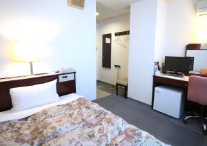 Postel nebo postele na pokoji v ubytování Royal Inn Shinyamaguchi Ekimae