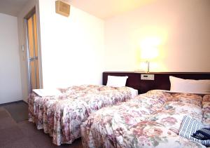 Postel nebo postele na pokoji v ubytování Royal Inn Shinyamaguchi Ekimae
