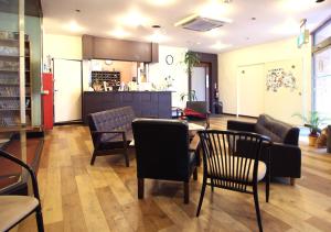 un restaurante con sillas y una mesa en una habitación en Royal Inn Shinyamaguchi Ekimae, en Yamaguchi