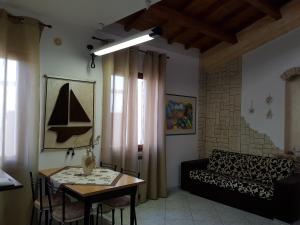 - un salon avec un canapé et une table dans l'établissement Residenza Borgo Antico, à Termoli