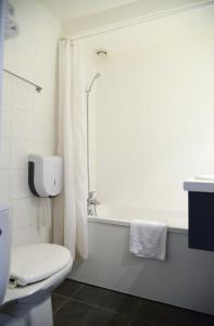 Ванная комната в Aerel Hotel Aéroport Blagnac