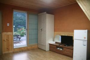 TV a/nebo společenská místnost v ubytování Byelgang Pension