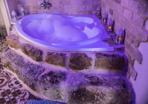 y baño con bañera cubierta de nieve. en צימר old school, en Ein Kinya 35 fotos más