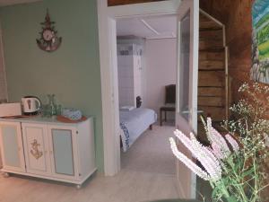 - une chambre avec un lit et un miroir dans l'établissement Viljandi Paadimehe Apartment, à Viljandi