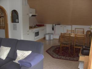 ザンクト・アルデグントにあるMoselblickのリビングルーム(ソファ、テーブル付)、キッチンが備わります。