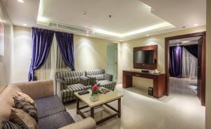 Un lugar para sentarse en Al Muhaidb Al Olaya Suites