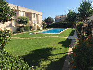a yard with a swimming pool and a house at APARTAMENTO Nº 13 URB. CALA JOSEP in Vinarós