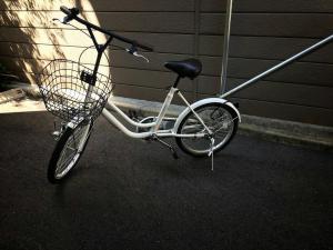 een fiets met een mand naast een gebouw bij Hostel Kay 101&102 in Osaka