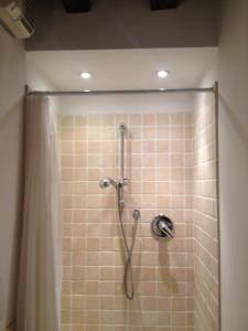 una ducha en un baño con cortina de ducha en Appartamento delle Erbe, en Padua