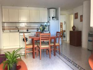 a kitchen and dining room with a table and chairs at APARTAMENTO Nº 13 URB. CALA JOSEP in Vinarós