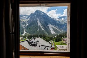 Ein allgemeiner Bergblick oder ein Berglick von des Hotels aus