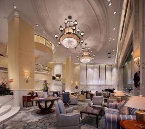 - un hall d'un hôtel avec des tables et des chaises dans l'établissement Hotel Royal Macau, à Macao