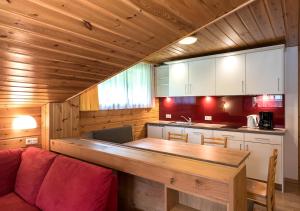 a kitchen with a wooden ceiling and a wooden table at Appartementhaus Egga in Brand