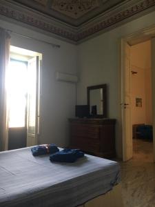 サンタ・クローチェ・カメリーナにあるSole e Girasoliのベッドルーム1室(ベッド1台、ドレッサー、鏡付)