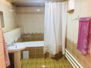 Kylpyhuone majoituspaikassa Hotel Shahram Plus Sh