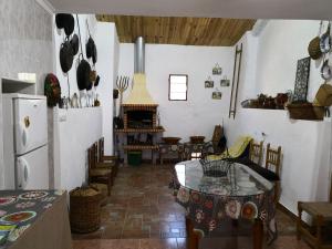 A restaurant or other place to eat at Casa Rural La Liebre