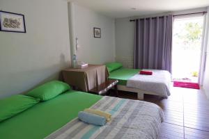 Rúm í herbergi á Oui Kaew Homestay