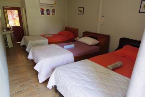 Rúm í herbergi á Oui Kaew Homestay