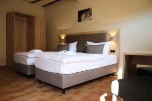 En eller flere senge i et værelse på Hotel garni Tilia