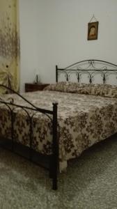 モノーポリにあるVillino S.Gerardのベッドルーム1室(掛け布団付きのベッド1台付)
