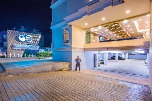 Bazén v ubytování Evergreen Suite Hotel nebo v jeho okolí