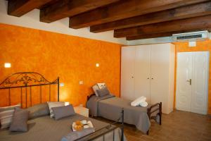 Postel nebo postele na pokoji v ubytování Tenuta Villa Colle Sereno + 37 fotografií