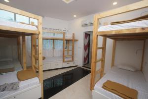 Giường tầng trong phòng chung tại Mumbai Staytion Dorm- Hostel