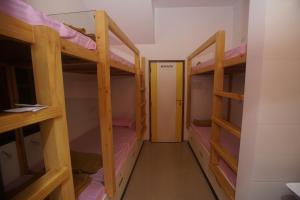 Palanda nebo palandy na pokoji v ubytování Mumbai Staytion Dorm- A Backpackers Hostel + 32 fotografií