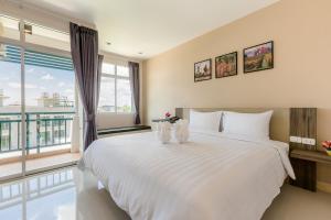 Postel nebo postele na pokoji v ubytování Evergreen Suite Hotel