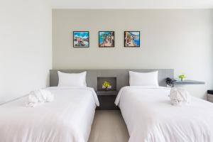 Postel nebo postele na pokoji v ubytování Evergreen Suite Hotel