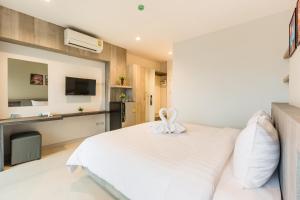 Postel nebo postele na pokoji v ubytování Evergreen Suite Hotel