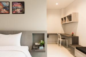 Postel nebo postele na pokoji v ubytování Evergreen Suite Hotel