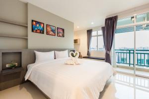 Postel nebo postele na pokoji v ubytování Evergreen Suite Hotel