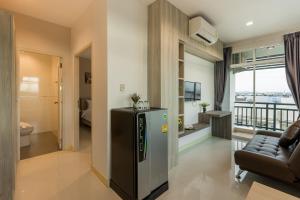 TV a/nebo společenská místnost v ubytování Evergreen Suite Hotel