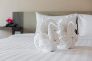 Postel nebo postele na pokoji v ubytování Evergreen Suite Hotel