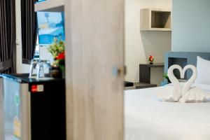 Postel nebo postele na pokoji v ubytování Evergreen Suite Hotel