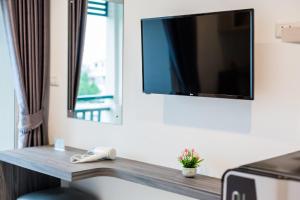 TV a/nebo společenská místnost v ubytování Evergreen Suite Hotel