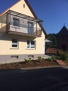 een huis met een balkon aan de zijkant bij Hedwig 9 in Iggelbach