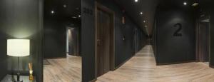 pasillo con 2 puertas y suelo de madera en Hotel Valcarce León, en Onzonilla