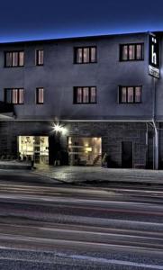 un edificio al lado de una calle por la noche en Hotel Valcarce León, en Onzonilla