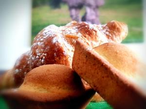 タヴィアーノにあるB&B L'Ulivoの食卓の上に座るパン