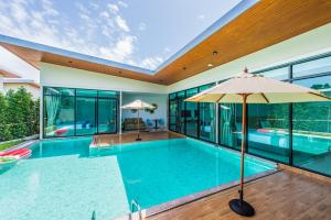 Der Swimmingpool an oder in der Nähe von Good Night Pool Villa Phuket - SHA Plus