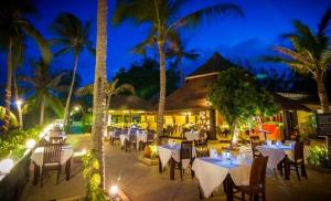 Coco Palm Beach Resort - SHA Extra Plus餐厅或其他用餐的地方