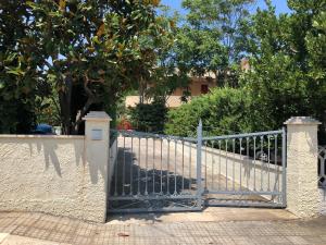 una puerta de metal frente a una casa en Brezza di Mare, en Torre Canne