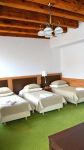 イワヴァにあるTawerna Kaperの天井の客室で、ベッド3台が備わります。