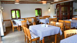 Reštaurácia alebo iné gastronomické zariadenie v ubytovaní Tawerna Kaper