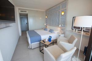 Televízia a/alebo spoločenská miestnosť v ubytovaní Corallium Beach by Lopesan Hotels - Adults Only