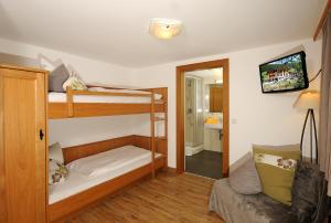 Rúm í herbergi á Hotel Burgschrofn