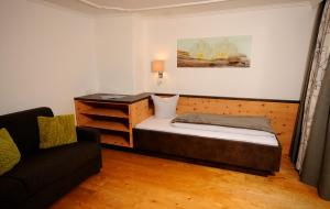 Rúm í herbergi á Hotel Burgschrofn